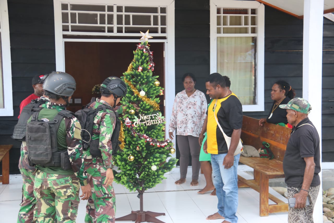 Satgas Yonif R 514 Kostrad berikan Pohon Natal dan Lonceng Gereja. 