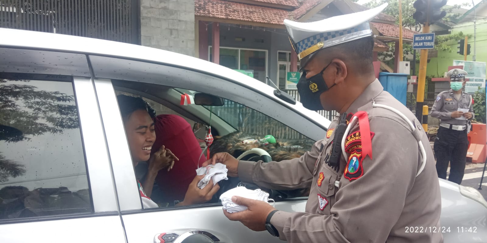 Giat Sosialisasi Ops Lilin Semeru 2022, Sat Lantas Polres Bondowoso Bagikan Masker Gratis