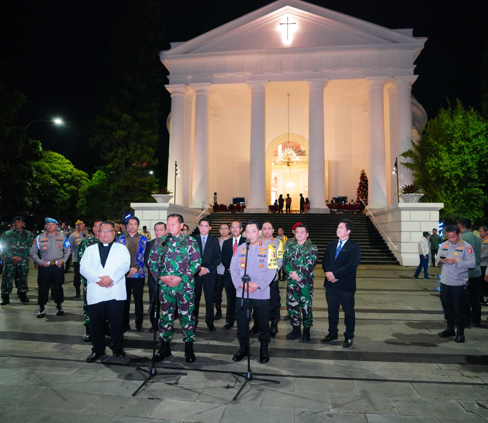 Tinjau Gereja di Malam Natal, Kapolri Pastikan TNI-Polri Beri Rasa Aman Sepanjang Nataru