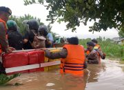 Aksi Sigap Tim SAR Brimob Evekuasi Warga Terdampak Bajir di Makassar