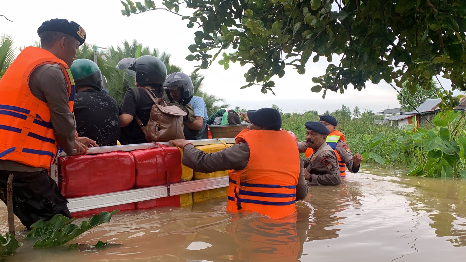 Aksi Sigap Tim SAR Brimob Evekuasi Warga Terdampak Bajir di Makassar