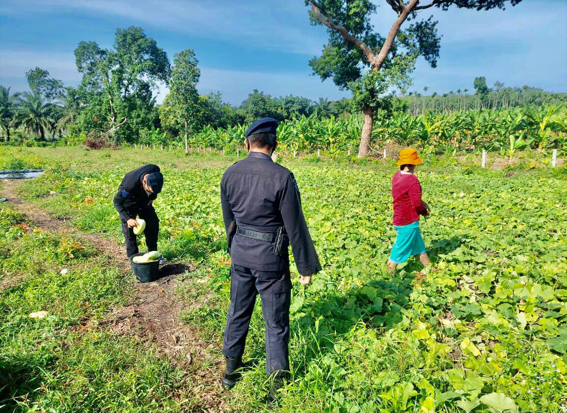 Brimob Sambangi Petani Sayur di Kabupaten Ogan Ilir