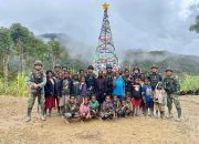 Pohon Natal Raksasa, Prajurit Kostrad Hadirkan Kebahagiaan Dalam Perayaan Natal di Distrik Dal Papua