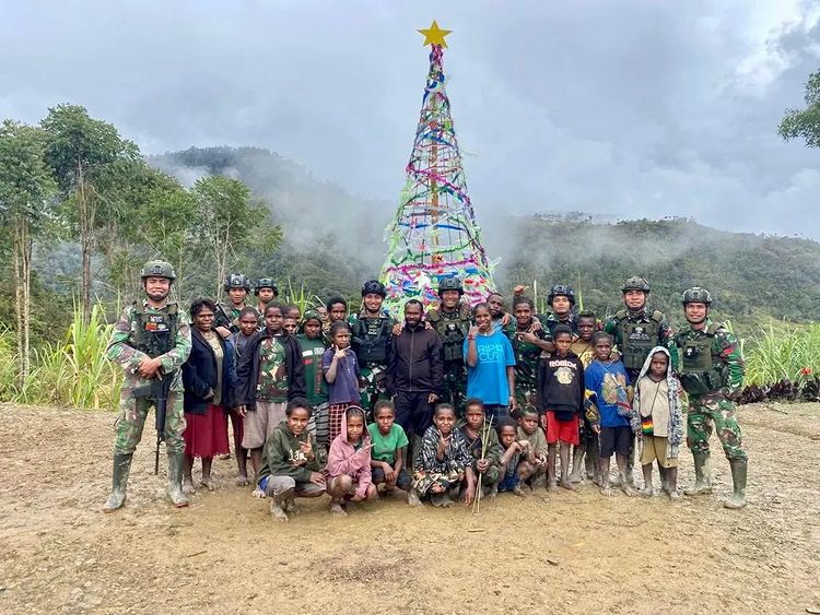 Pohon Natal Raksasa, Prajurit Kostrad Hadirkan Kebahagiaan Dalam Perayaan Natal di Distrik Dal Papua