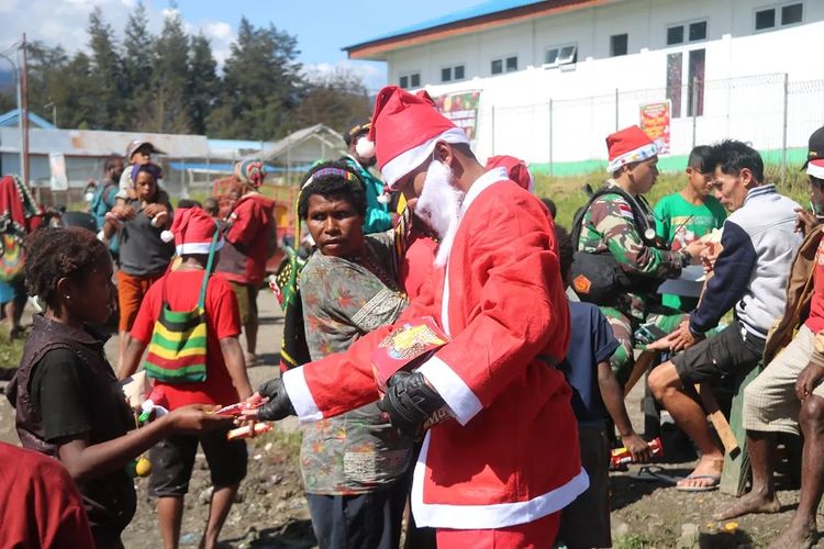 Sambut Kemeriahan Natal, Satgas Yonif R 303 Kostrad berbagi kepada Mayarakat Puncak Papua