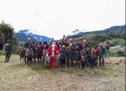 Natal Penuh Kegembiraan, Santa Claus Kostrad Bagikan Hadiah Untuk Anak-Anak di Papua Pegunungan