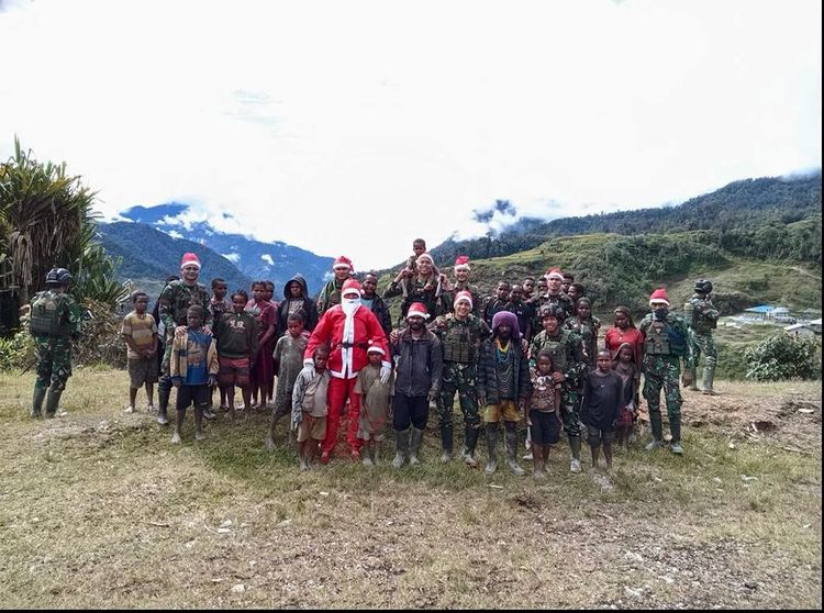 Natal Penuh Kegembiraan, Santa Claus Kostrad Bagikan Hadiah Untuk Anak-Anak di Papua Pegunungan