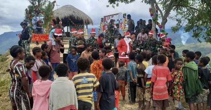 Anak-anak Pedalaman Papua Terima Bingkisan Natal dari Santa Claus Kostrad