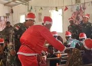 Santa Claus Yonif R 303 Kostrad Datang di Kampung Wuloni, Warnai Kejutan Natal