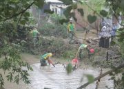 Hadir Ditengah Korban Banjir Bengawan Solo, Yonif MR 413 Kostrad Laksanakan Karya Bakti