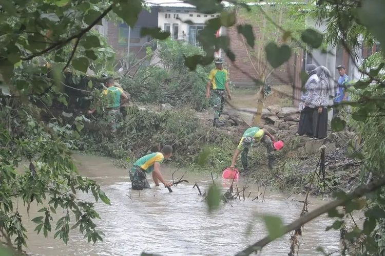 Hadir Ditengah Korban Banjir Bengawan Solo, Yonif MR 413 Kostrad Laksanakan Karya Bakti