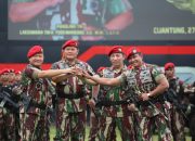 Kasad Sematkan Brevet, Baret dan Sangkur Komando Kopassus Kepada Panglima TNI dan Kapolri