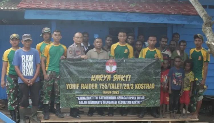 Berbagi Kebahagiaan Perayaan Natal di Merauke, Yonif R 755 Kostrad Perbaiki Rumah Singgah