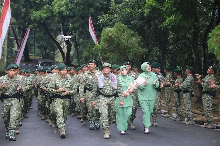 Prajurit Yonif R 323 Kostrad Gelar Tradisi Penyambutan Calon Danyonif