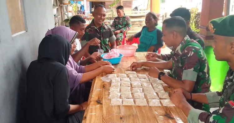 Sejahterakan Desa Wakal, Satgas Yonarmed 1 Kostrad Ajarkan Wirausaha