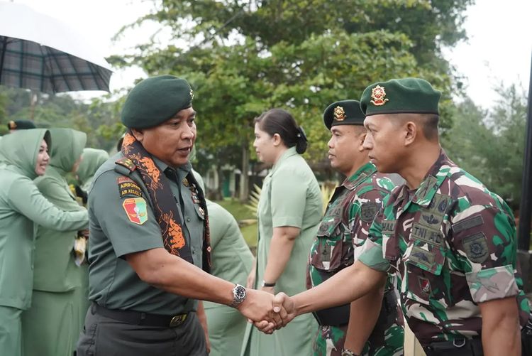 Pangdivif 1 Kostrad Mayjen TNI Bobby Rinal Makmun Beri Pengarahan Kepada Prajurit dan Persit Satuan Jajaran Brigif Mekanis 14