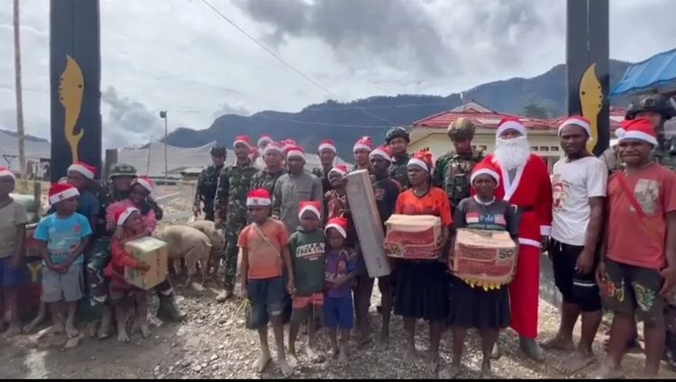 Muncul di Intan Jaya, Sinterklas Yonif PR 305 Kostrad Tebar Bingkisan Natal