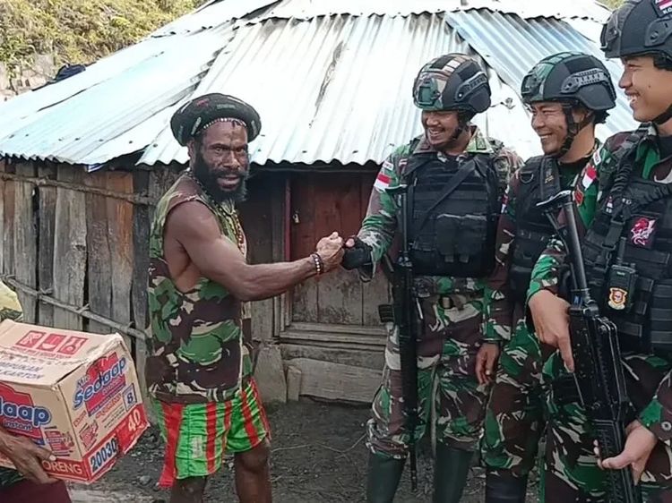 Perhatian dan Kepedulian Kostrad, Bagikan Sembako di Honai-Honai