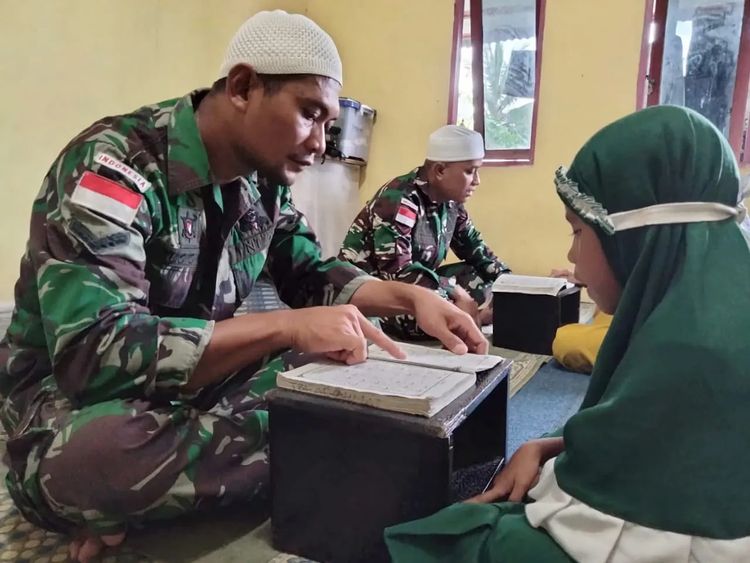 Dengan Segala Kekurangan dan Keterbatasan, Prajurit Kostrad Berikan Ilmu Rohani di Pelauw