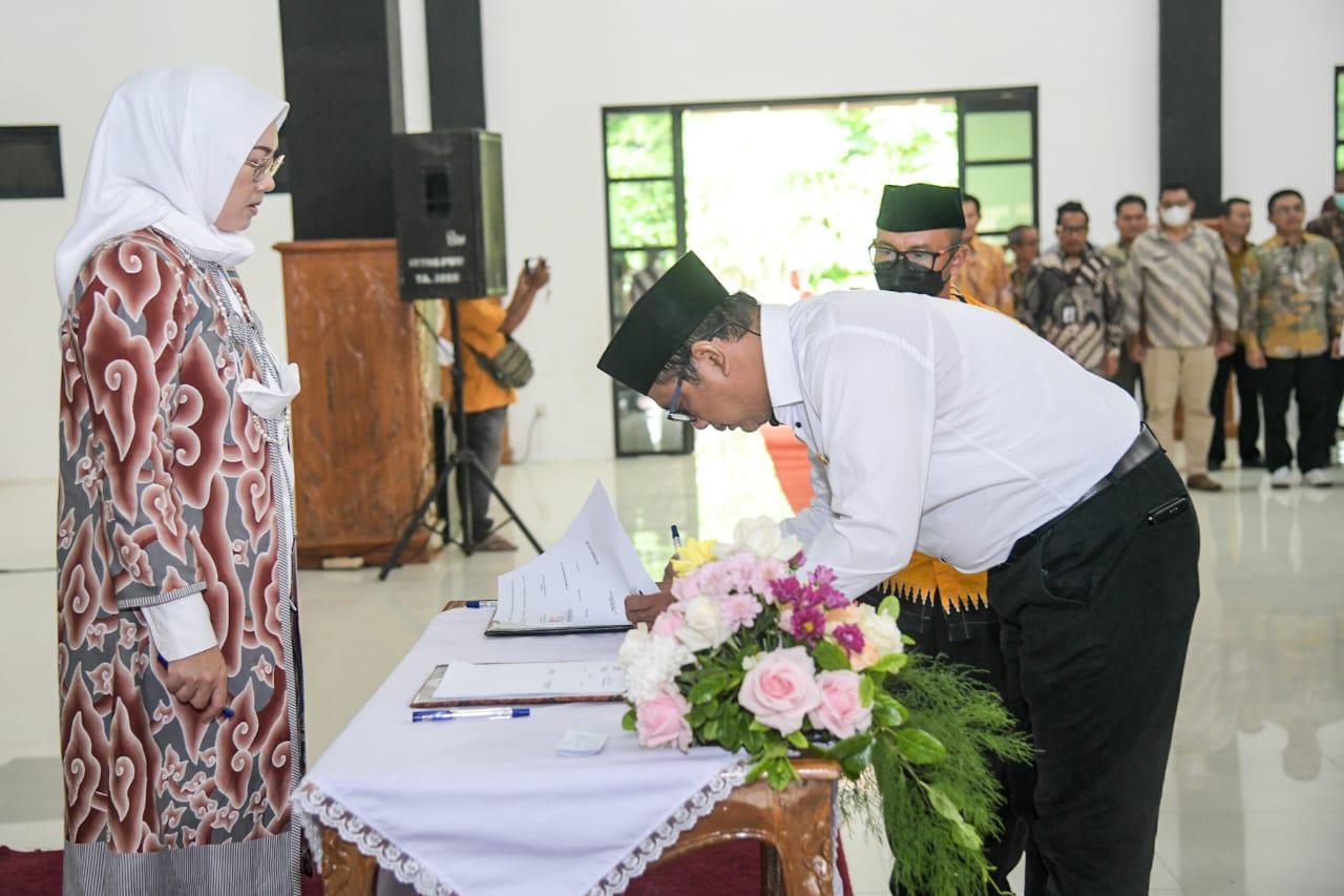 Bupati Lantik 186 Kepala Sekolah SD dan SMP