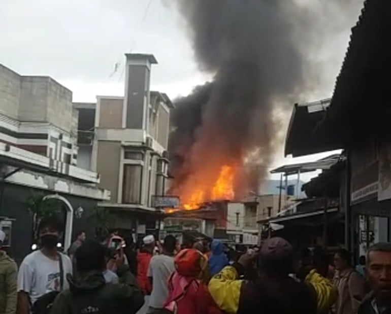 Pasar Ciawi Kabupaten TASIKMALAYA dilalap Si Jago Merah 