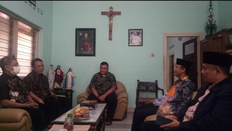 Perkokoh Moderasi Kepala Kantor Agama dan Jajarannya Berkunjung ke Sejumlah Gereja di Bondowoso