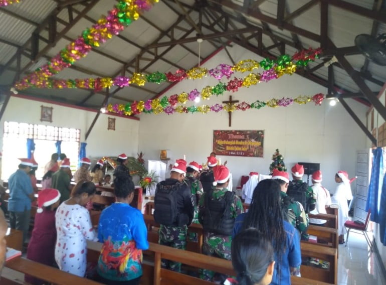 Satgas Yonif Raider 514/SY Kostrad Tebar Suka Cita dan Kasih Dalam Perayaan Natal Bersama Warga Papua
