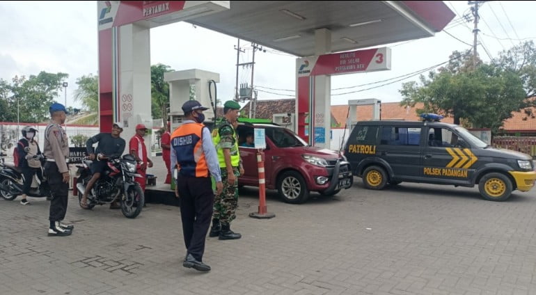 Pastikan Stok BBM Aman, Polres Bojonegoro Pantau SPBU Perbatasan Jatim – Jateng