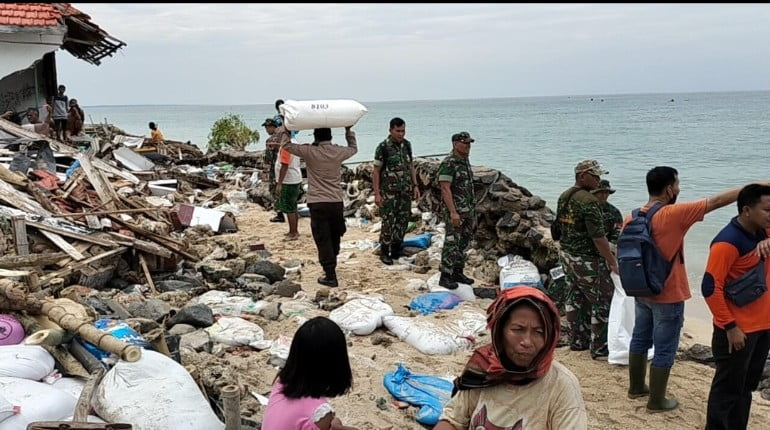 Polres Probolinggo Kota Bersama TNI dan Warga Bangun Tanggul Buatan di Pulau Gili Ketapang Pasca Abrasi