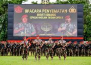 Disematkan Baret Merah Kopassus, Kapolri: Jangan Ragukan Sinergisitas TNI-Polri Jaga NKRI