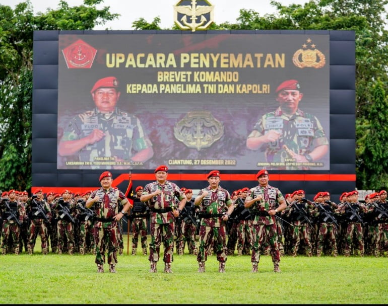 Disematkan Baret Merah Kopassus, Kapolri: Jangan Ragukan Sinergisitas TNI-Polri Jaga NKRI