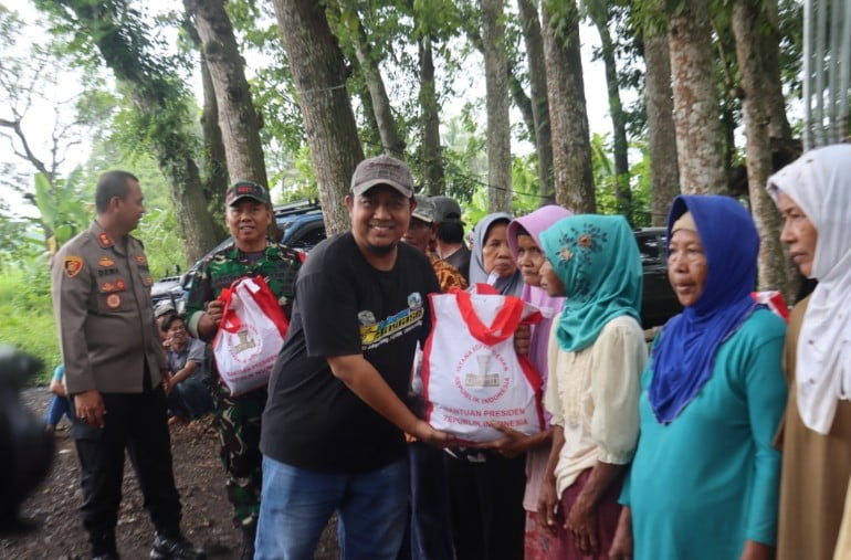 Soliditas TNI Polri Lumajang, Kapolres Bersama Dandim Salurkan Bantuan untuk Warga