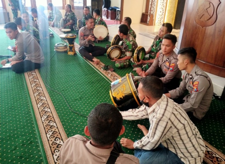 Prajurit Kodim 0822 Dan Polres Bondowoso Latihan Bersama Hadrah