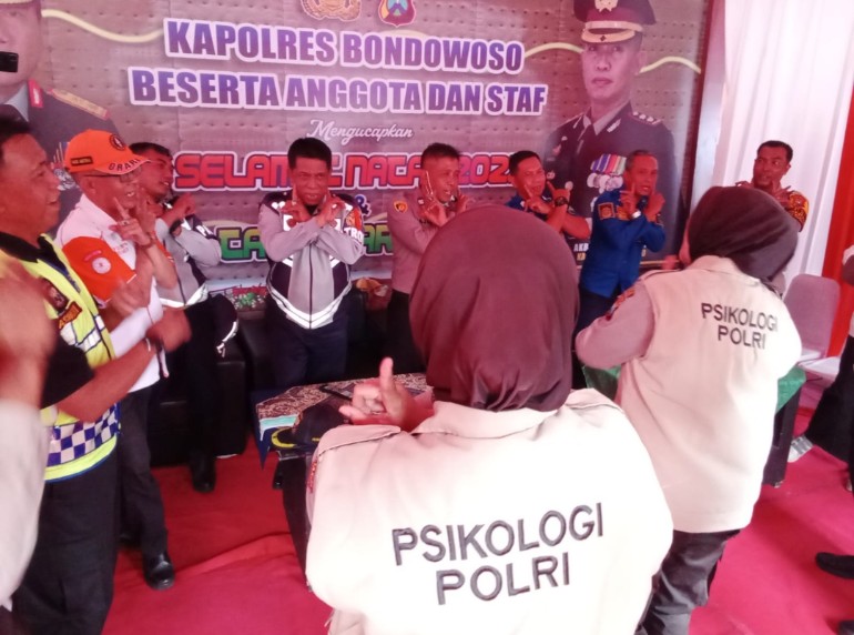 Cegah Stres dan Suntuk, Polres Bondowoso Beri Ice Breaking untuk Personel Jaga Pos Pengamanan Nataru 2022-2023