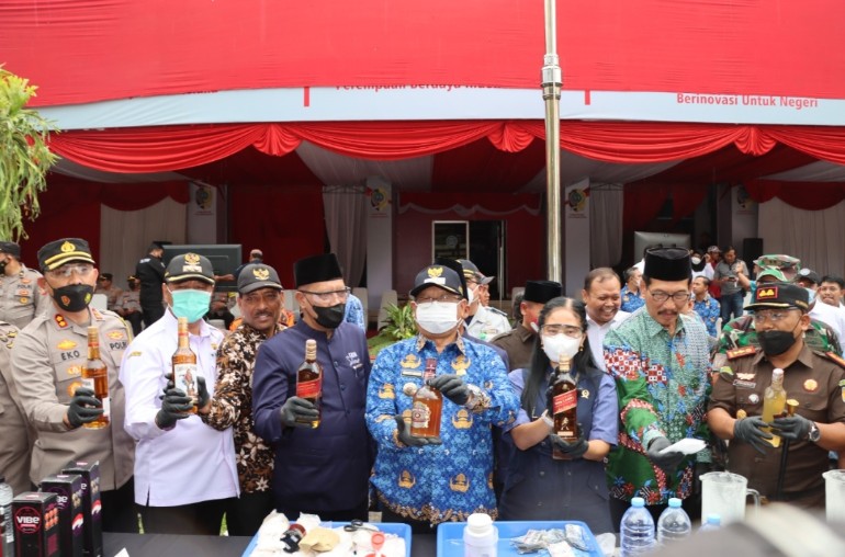 Bersama Forkopimda, Polres Tulungagung Musnahkan Ribuan Botol Miras Hasil Operasi       