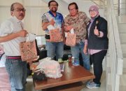 Ciptakan Chemistry, AMI Berbagi Al-Qur’an dan Kalender Untuk TNI-Polri