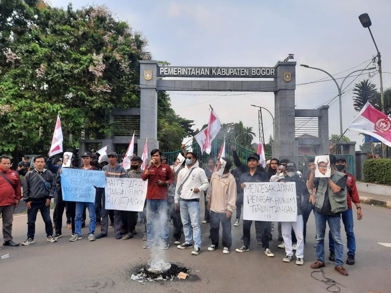 Diduga Kongkalikong Distribusi Sembako, Kantor Bupati Bogor di Demo