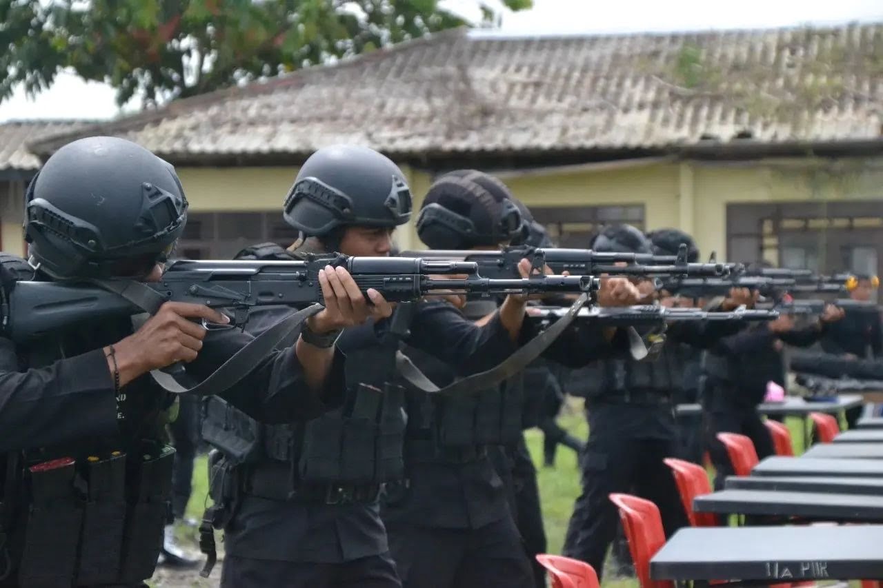Asah Kemampuan, Dansat Brimob Polda Sumut Pimpin Latihan Menembak