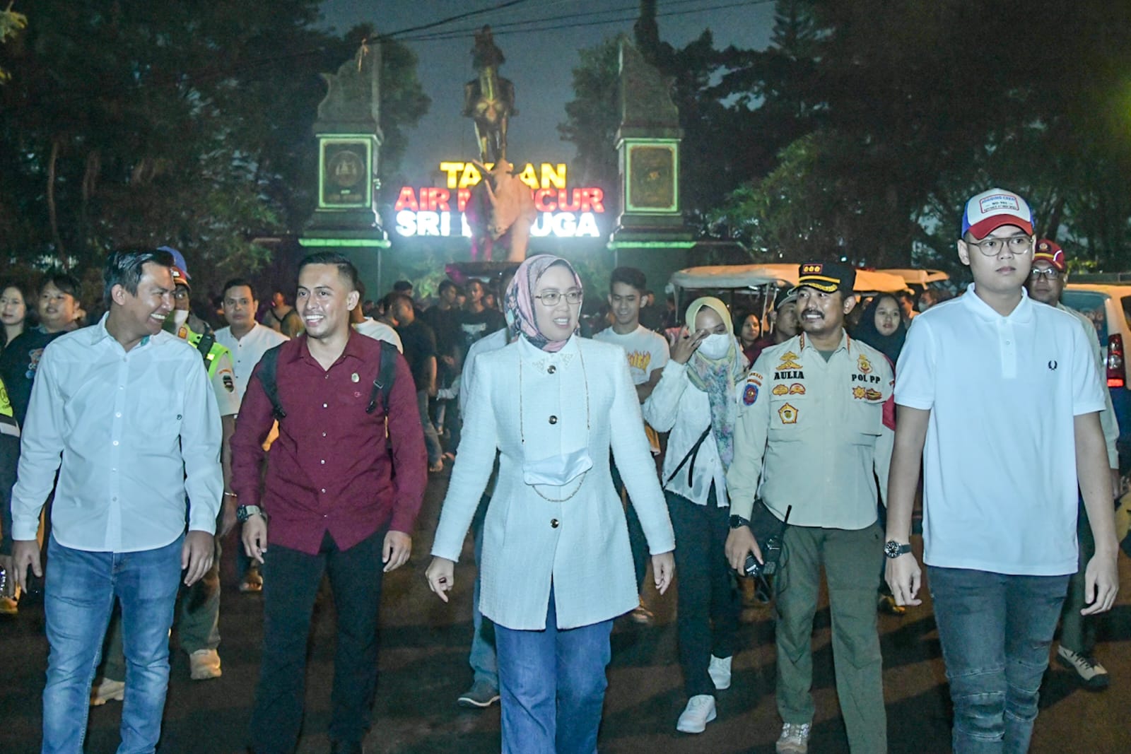 Antusias Ribuan Warga  Purwakarta Istighotsah di Komplek Pemda, Pertunjukan Air Mancur dan Kembang Api di Taman Sribaduga, Situbuleud