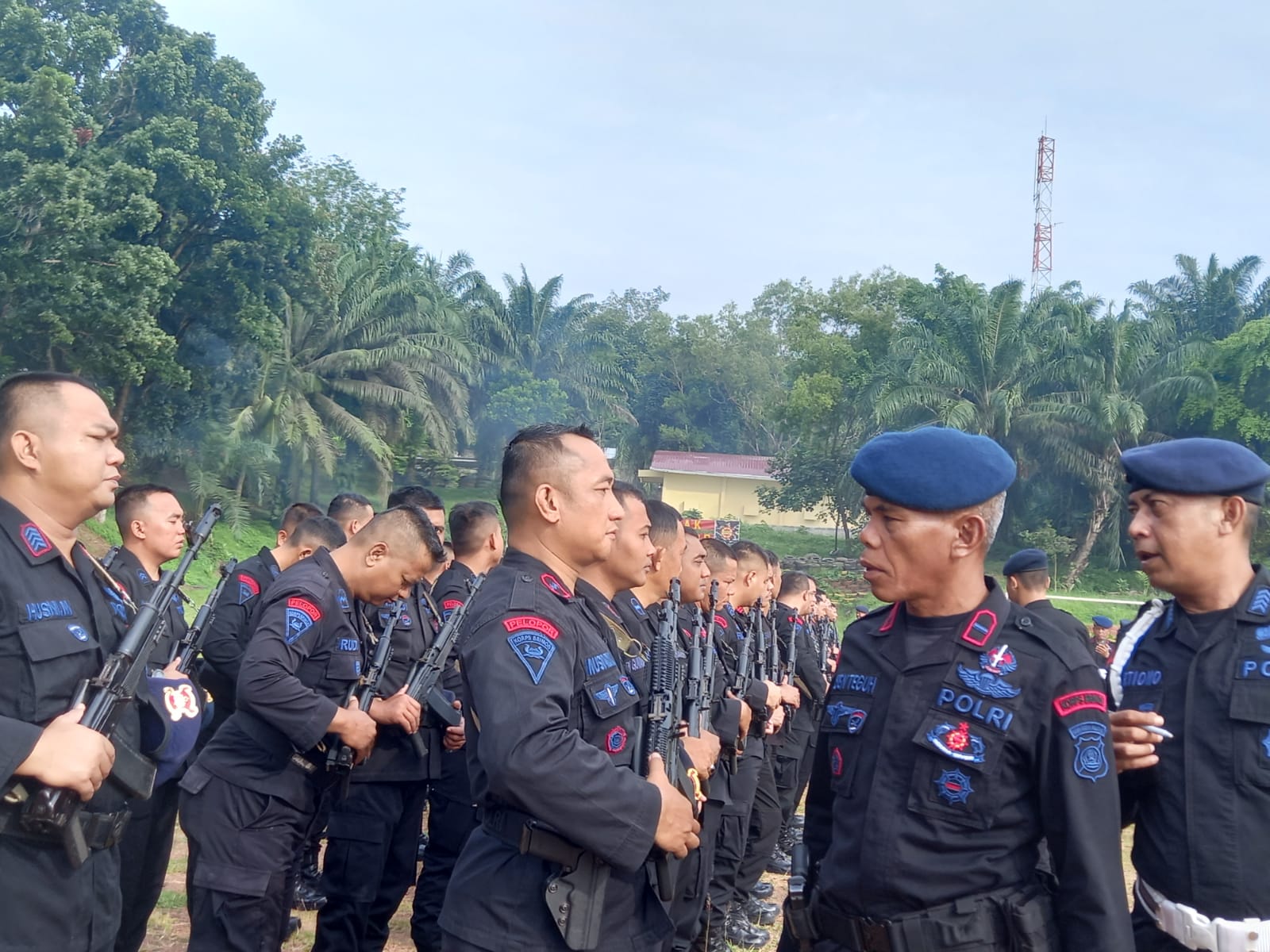 Satuan Brimob Polda Sumsel Batalyon A Pelopor melaksanakan pemeriksaan anggota usai melaksanakan apel pagi.