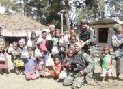 Puncak Papua Penuh Kebahagiaan, Bingkisan Natal Dari Yonif R 303 Kostrad