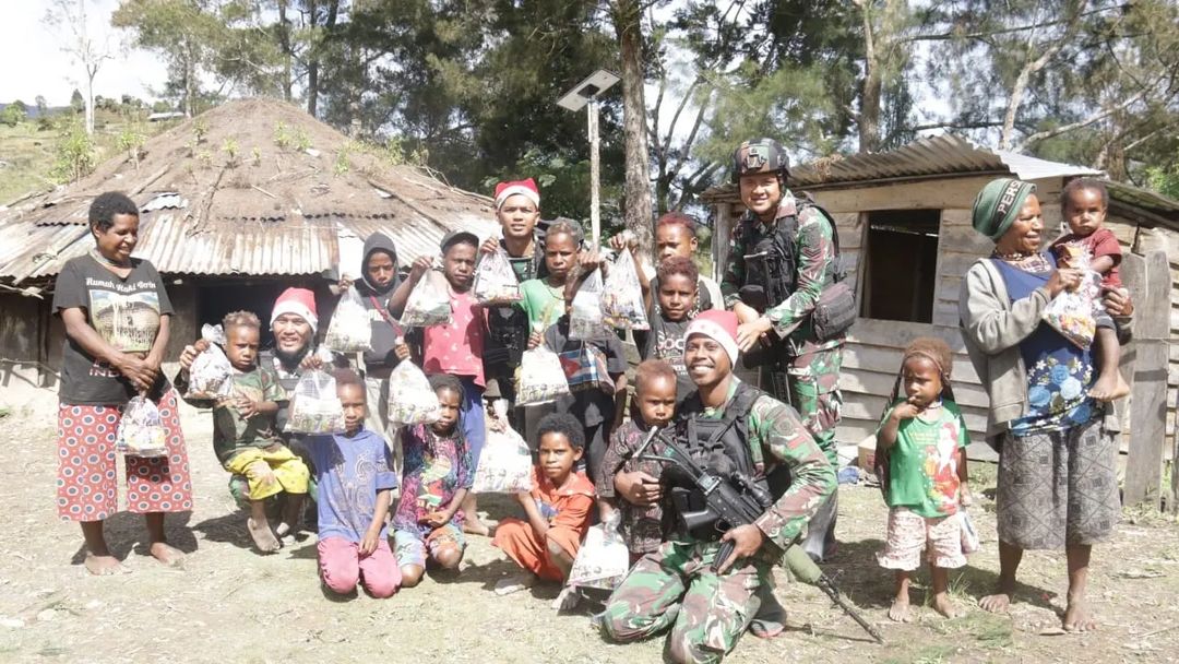 Puncak Papua Penuh Kebahagiaan, Bingkisan Natal Dari Yonif R 303 Kostrad