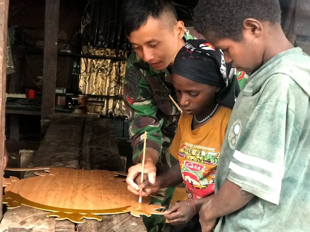 Tangan Terampil Warga Papua, Prajurit Yonif R 321 Kostrad Ajarkan Seni Kerajinan Tangan