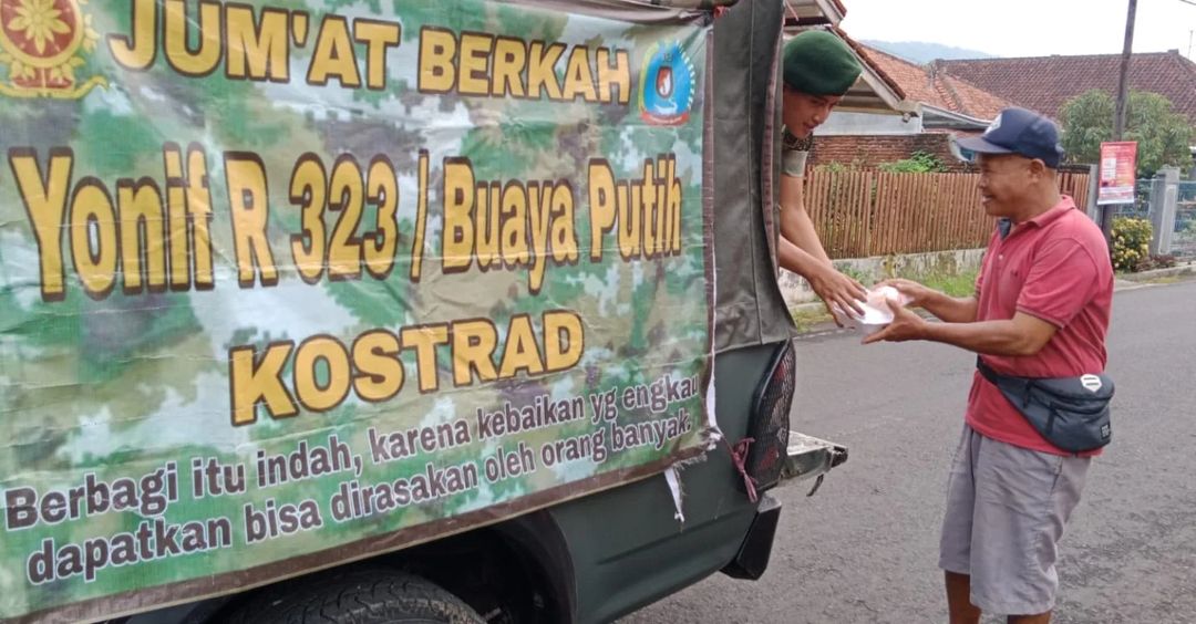 Buaya Putih Bagikan Keberkahan Hari Jumat Buat Fakir Miskin