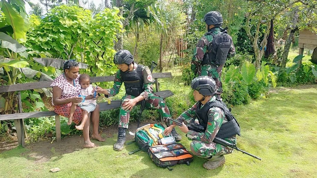 Sehat di Honai To Honai, Tim Medis Yonif R 321 Turun Tangan