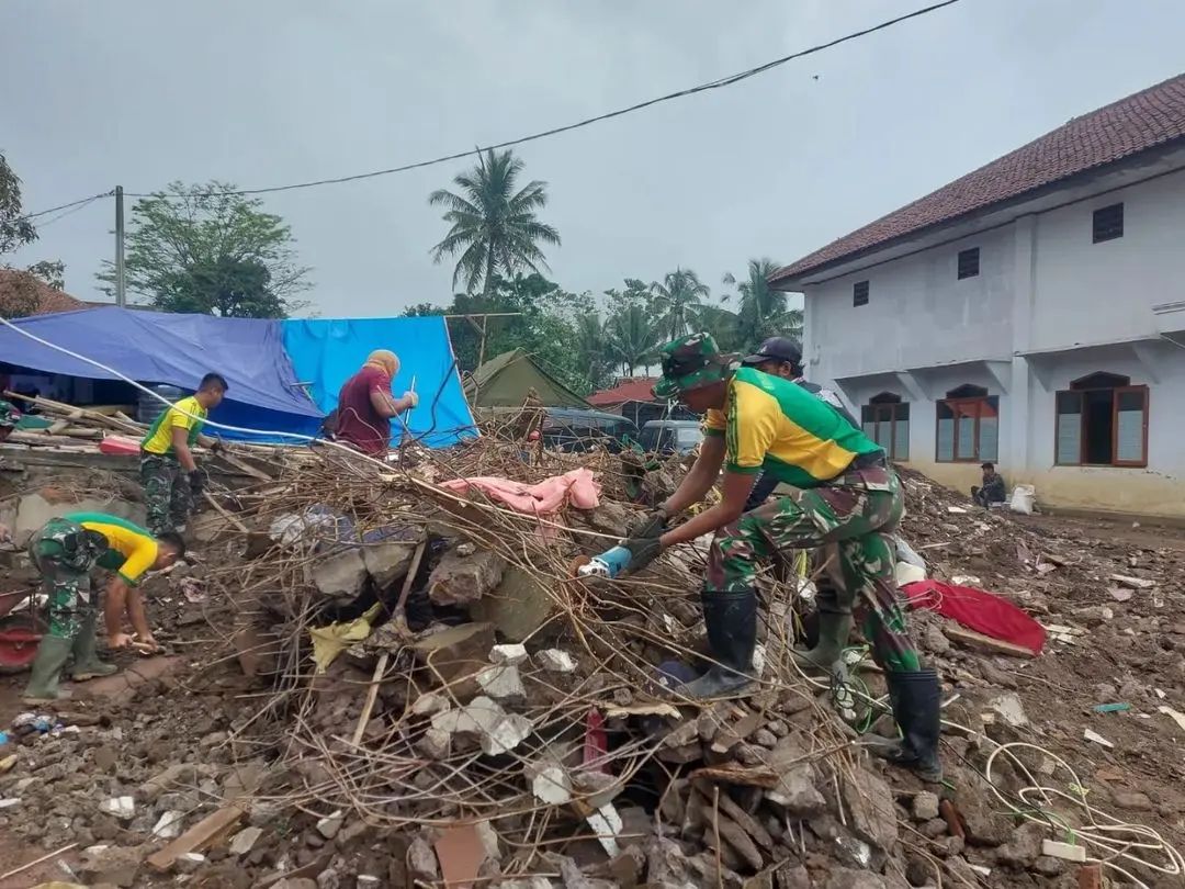 Pasca Terdampak Gempa Cianjur, Kostrad Tanpa Kenal Lelah Bantu Warga