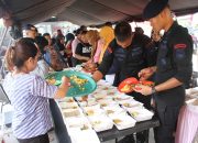 Banjir Belum Surut, Brimob Jateng Gelar Dapur Lapangan di Keligawe Semarang