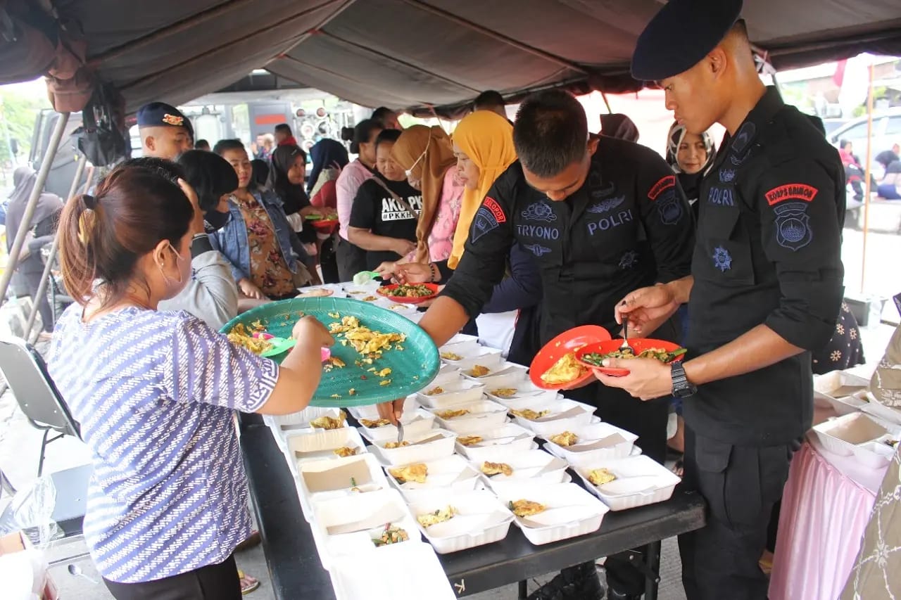 Banjir Belum Surut, Brimob Jateng Gelar Dapur Lapangan di Keligawe Semarang