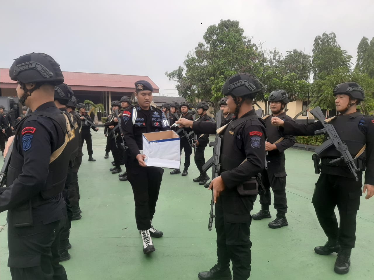 Personel Batalyon A Pelopor Polda Sumsel laksanakan giat Rabu Sedekah.