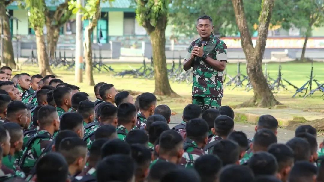 Asrama Bersih Rumah Bersih, Jam Komandan Danyonif PR 433 Kostrad